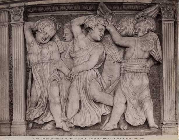 Alinari, Fratelli — Prato - Cattedrale. Dettaglio del Pulpito esterno. Gruppo di putti danzanti (Donatello) — particolare